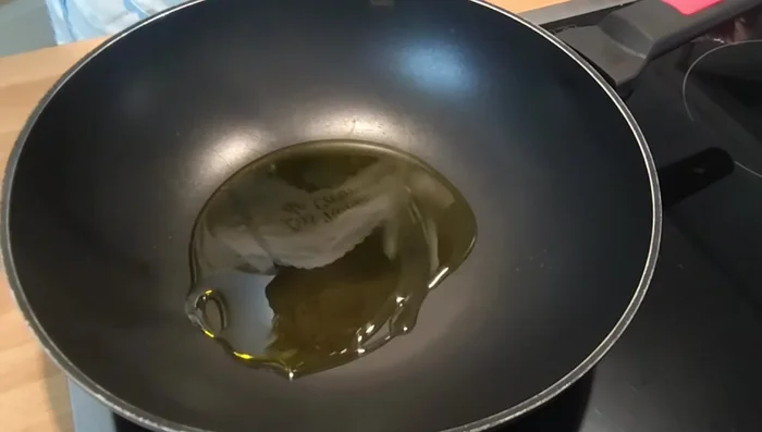 Poner aceite de oliva en una sartén o cazuela y calentar.