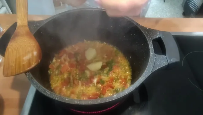 Añadir las patatas cortadas en trozos medianos.
