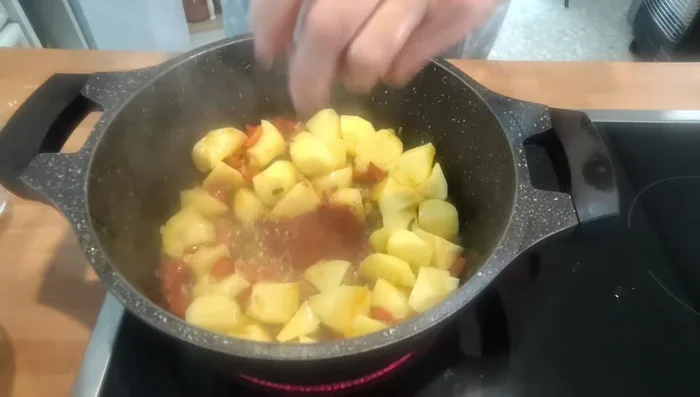 Incorporar el pimentón dulce y sofreír ligeramente para que no se queme.