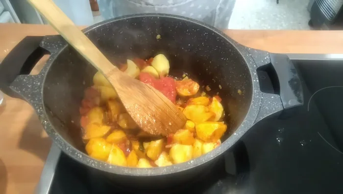 Agregar el tomate triturado y dejar que suelte el agua.