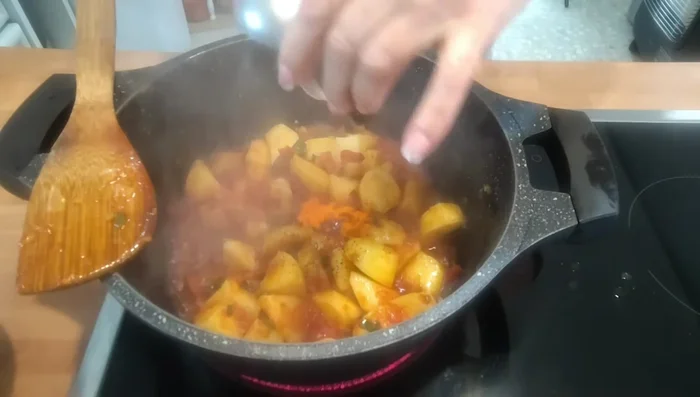 Añadir pimienta negra, colorante alimenticio, tomate concentrado y laurel. Mezclar.