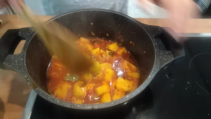 Una vez que el tomate ha perdido el agua, añadir el vino blanco y cocinar hasta que se evapore el alcohol.
