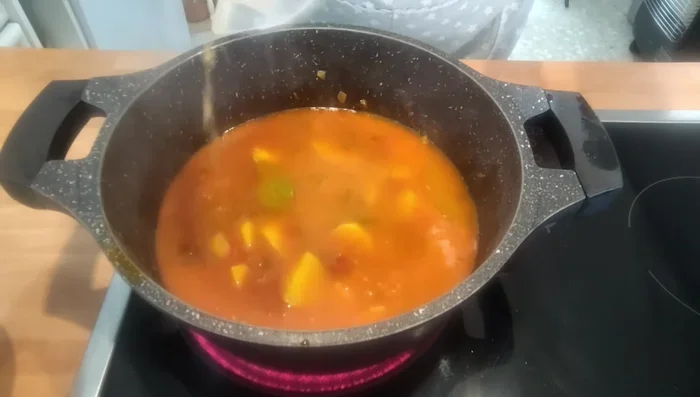 Cubrir con caldo de pescado (o agua) y dejar cocinar a fuego medio-bajo (6-7) tapado durante 30 minutos.