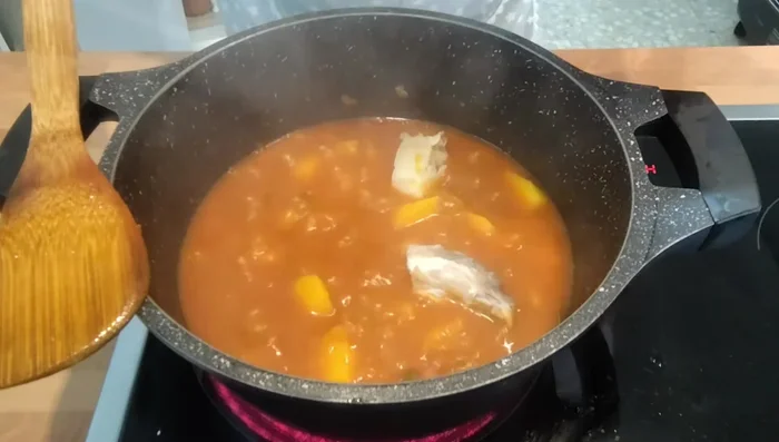 Después de 30 minutos, añadir el bacalao desalado, mezclar y cocinar tapado 10 minutos más.
