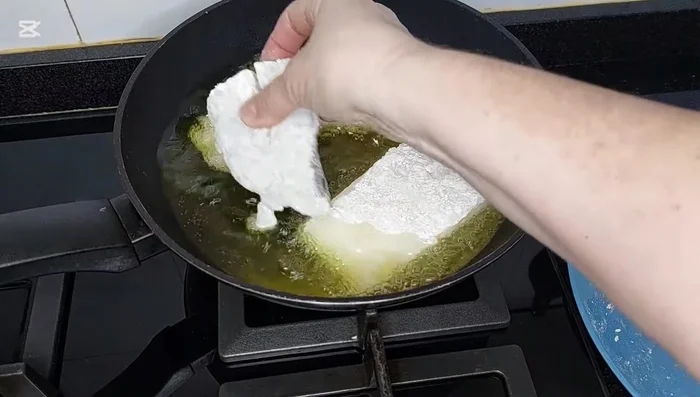Dorar el bacalao en una sartén con aceite caliente por ambos lados. Reservar. (99.96)