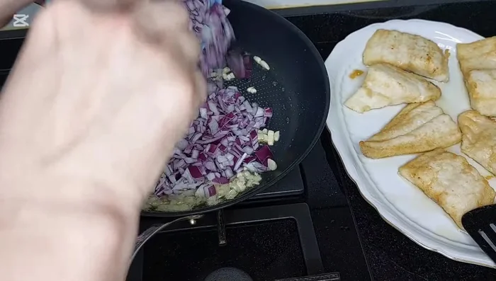 Añadir las cebollas picadas, un poco de sal y pochar durante 5 minutos. (161.04)