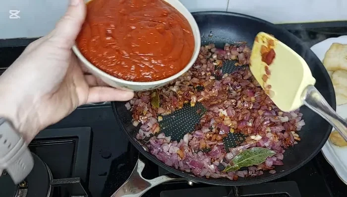 Incorporar el tomate frito y cocinar durante 5 minutos. (225.2)