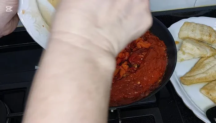 Agregar los pimientos asados y su jugo a la salsa de tomate. Mezclar y dejar reposar 2 minutos. (238.72)