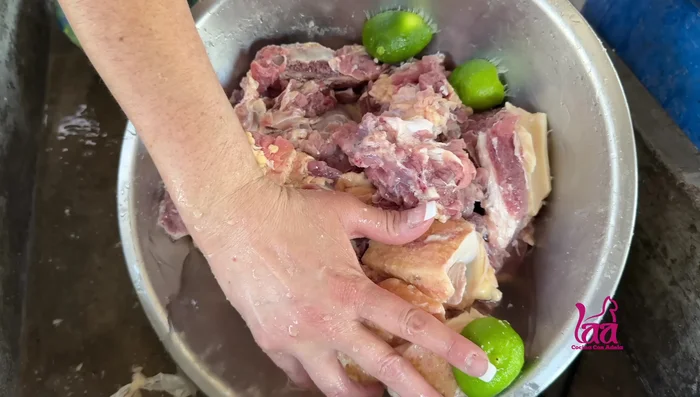 Limpiar bien el hueso y llevarlo a la olla con agua.