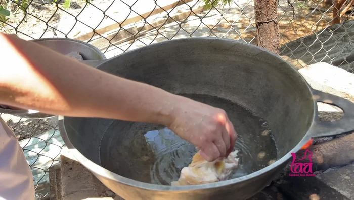 Agregar el hueso a la olla con agua. Agregar una cabeza de cebolla roja, sal y más agua si es necesario. Cocer por aproximadamente 1 hora y 30 minutos.