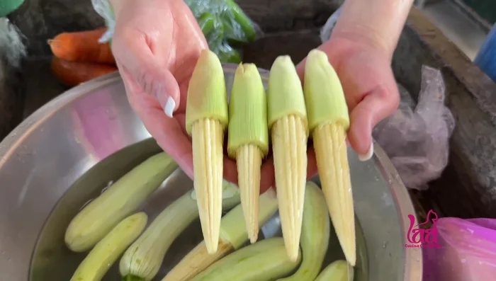 Mientras tanto, preparar las verduras: cortar el elote, ayotes, zanahorias, yuca y guineos majonchos.
