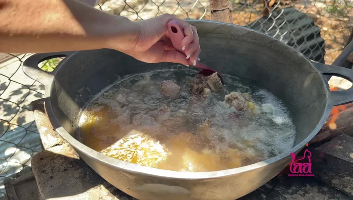 Retirar la espuma del caldo.