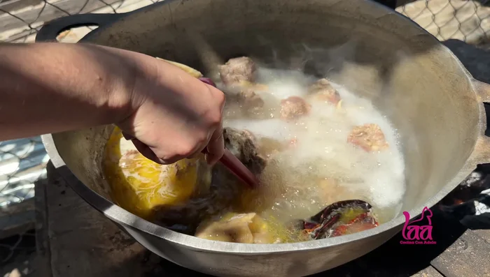 Una vez que la carne esté un poco cocida, agregar los chiles guajillo hidratados y molidos.