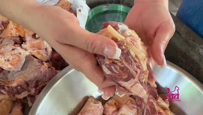 Cortar el hueso en trozos más pequeños si es necesario. Lavar bien el hueso con vinagre, sal y limón. Dejar reposar por 5 minutos (0.359).