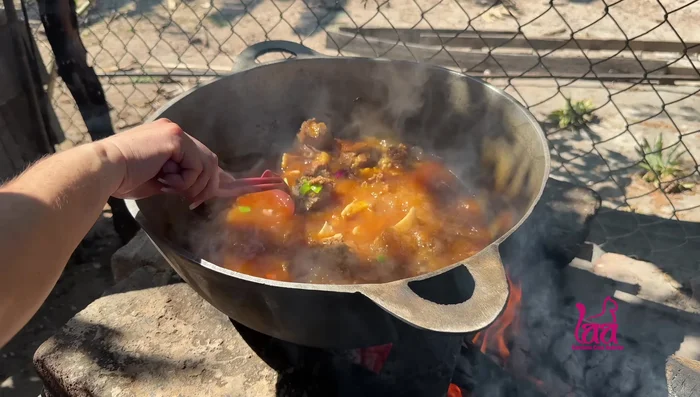 Agregar tomate, chile y cebolla picados o molidos.