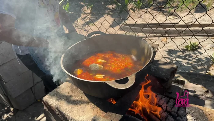 Agregar el elote, luego de 15 minutos agregar la yuca. Después de 5 minutos de agregar la yuca agregar el resto de las verduras (ayotes, guineos majonchos, zanahoria, repollo y chipilín).