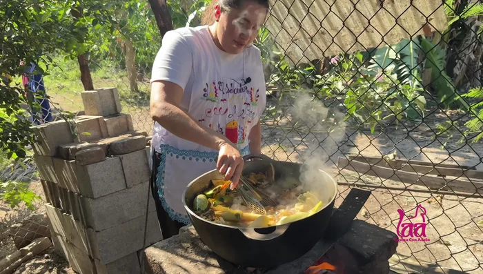 Cocer hasta que las verduras estén suaves.