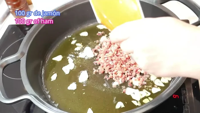 Incorporar el jamón cortado en taquitos pequeños y remover un par de veces.
