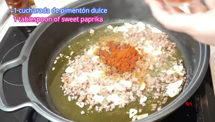 Agregar una cucharada de pimentón dulce y cocinar rápidamente para evitar que se queme. Bajar el fuego a medio.
