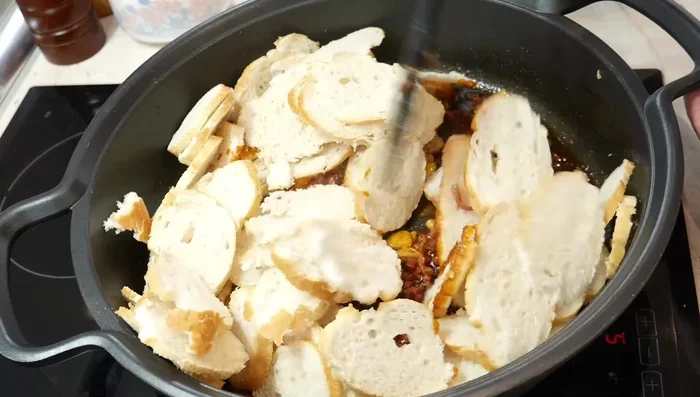 Añadir el pan y cocinarlo bien para que absorba los sabores.