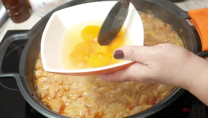 Una vez que la sopa hierve, incorporar la yema de huevo, removiendo rápidamente para formar los hilos característicos.