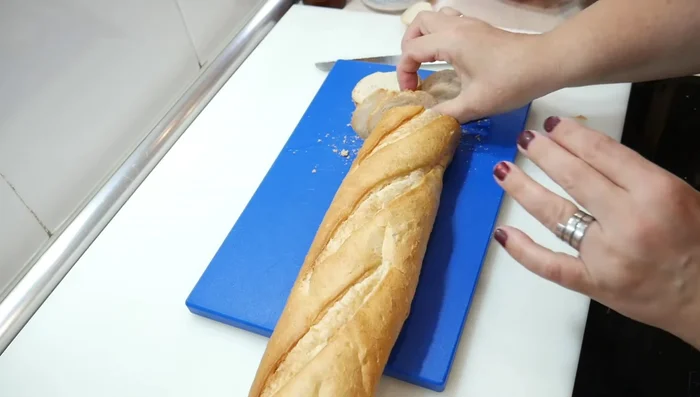 Cortar el pan en rodajas finas. (Quitar ligeramente la corteza si lo deseas)