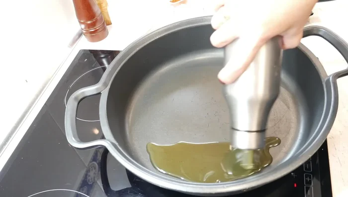 En una cacerola, calentar un poco de aceite de oliva.