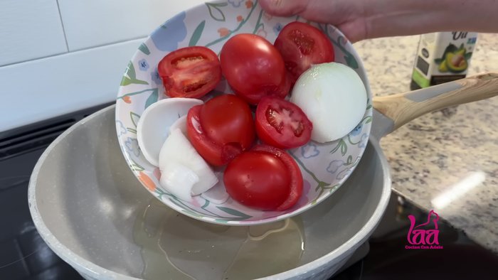 Sofreír la cebolla y los tomates picados con un diente de ajo en aceite.