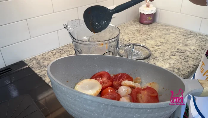 Licuar la mezcla de tomate, cebolla y ajo.