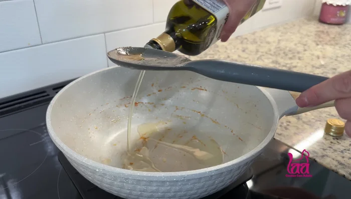 Dorar el fideo en una sartén con aceite.