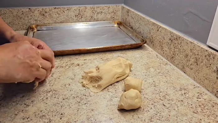 Formar bolitas de aproximadamente 55g (2 onzas) cada una.