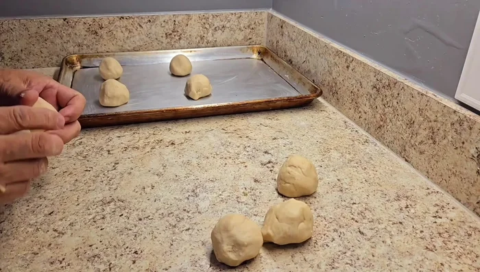 Colocar las bolitas en una charola para hornear, dejando espacio entre ellas.