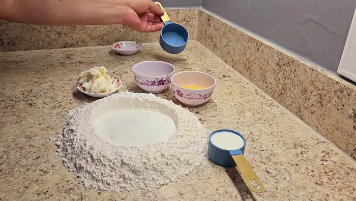 En un tazón, mezclar el azúcar, la leche, el huevo, la vainilla y la manteca vegetal.