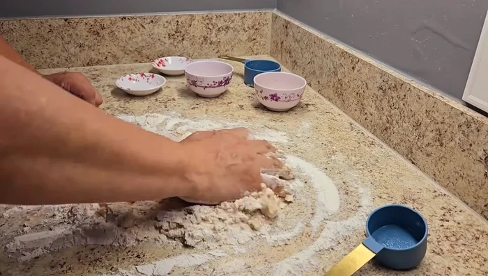 Si la masa está dura debido al frío, amasar con cuidado, evitando un amasado excesivo para que no se encoja al hornear.
