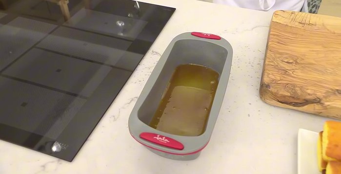 Vierte el caramelo en el molde y deja que se enfríe ligeramente. [152.2]