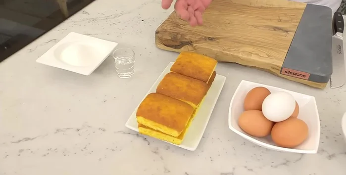 Prepara el caramelo: en una sartén, calienta el azúcar con un poco de agua a fuego medio hasta obtener un caramelo rubio. [10.599]