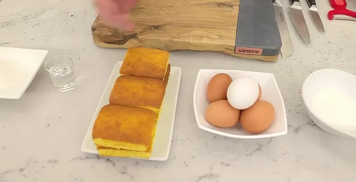 Prepara los sólidos: corta el pan duro, magdalenas o galletas en dados pequeños. [17.88]