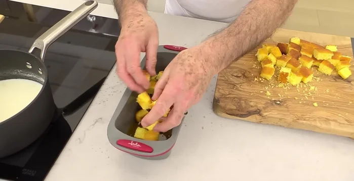 Agrega los dados de pan o magdalenas a la mezcla de huevos y leche. [282.759]