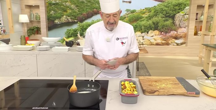 Añade la leche aromatizada a los huevos batidos y mezcla bien. [311.08]