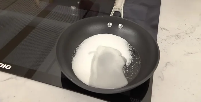 Aromatiza la leche: en un cazo, calienta la leche con una rama de canela, azúcar y la ralladura de limón. Apaga el fuego una vez aromatizada. [70.2]