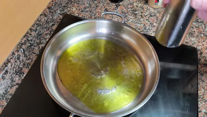 Calentar el aceite de oliva virgen extra en una sartén grande a fuego medio-alto.