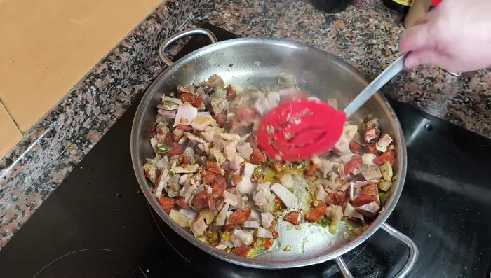 Añadir la carne picada y dorarla bien por todos los lados.