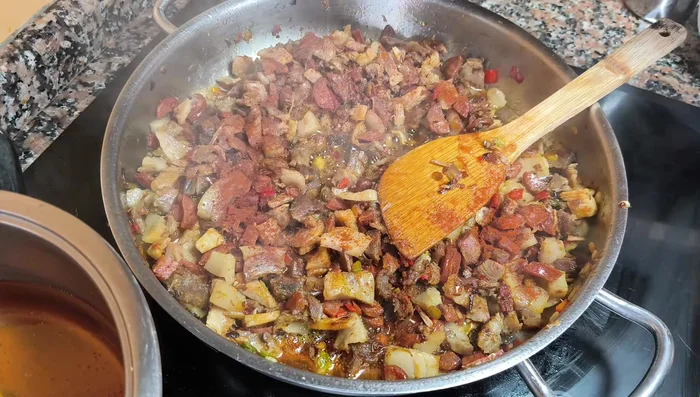 Incorporar el pimentón dulce (y picante, si se desea). Remover constantemente para evitar que se queme.