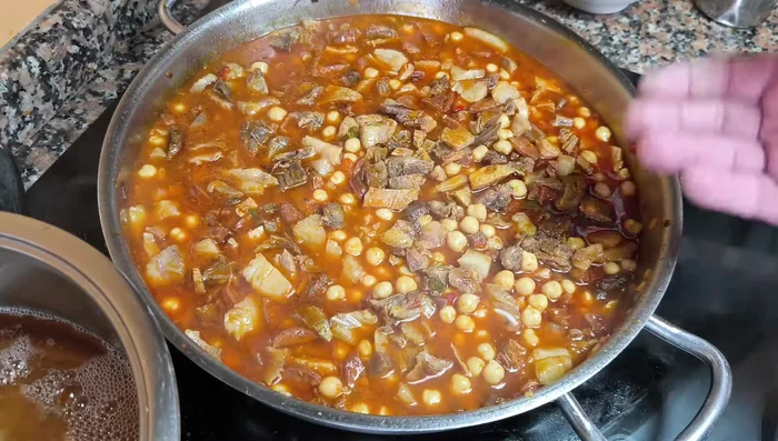 Servir la ropa vieja con las patatas fritas.