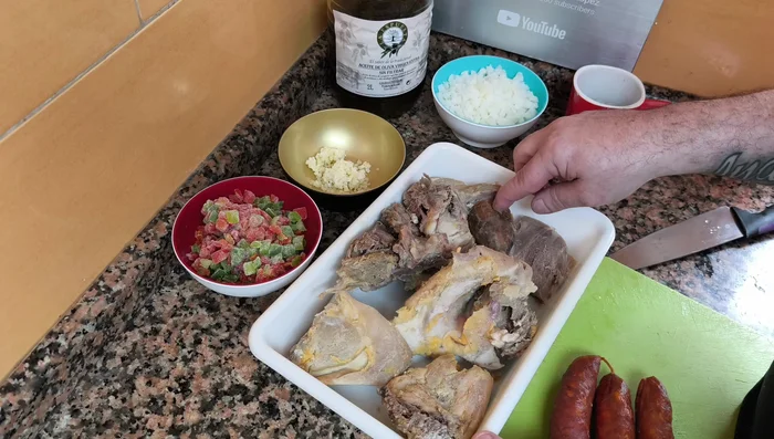 Picar finamente el pollo, lacón, carne de cachola, androlla y chorizo cocidos. Cortar en trozos regulares.