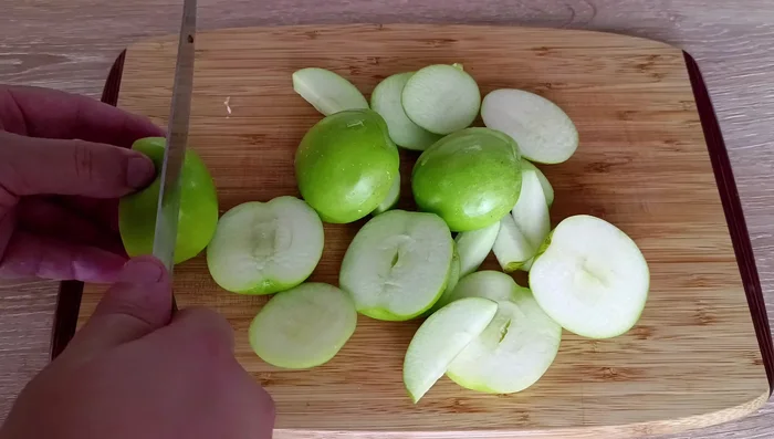 Lavar, secar y cortar las manzanas en rebanadas finas o cubos medianos. Rociar con jugo de limón para evitar que se oxiden.
