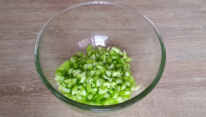 En una ensaladera, combinar el apio, las manzanas y el perejil.