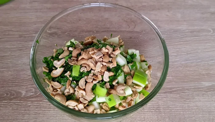 Agregar el jugo de dos limones, una pizca de sal y cuatro cucharadas de aceite de oliva extra virgen.