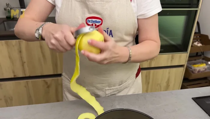 Pelar y cortar dos manzanas en gajos pequeños e irregulares. Repartir por la superficie de la masa.