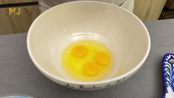 Cascar 4 huevos (tamaño M) a temperatura ambiente. Incorporar 200g de azúcar y batir hasta blanquear.